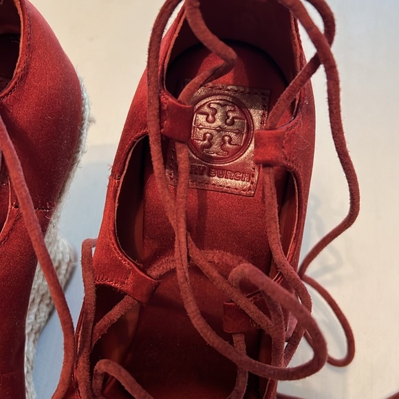Tory Burch Red Pompom-embellished Lace-up Satin Wedge Espadrilles Merlot 10 - Picture 3 of 11